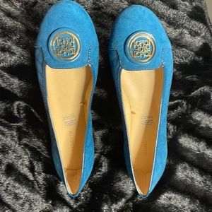 Liz Claiborne turquoise NWOT suede on toes with gold emblem. Business or casual.